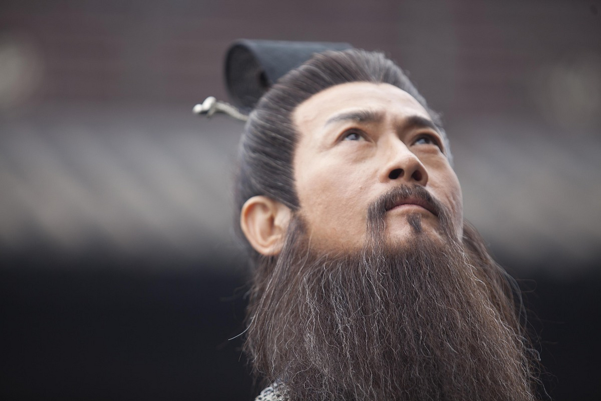 刘备好狗马,美服饰,交游豪杰,显然家底颇丰.