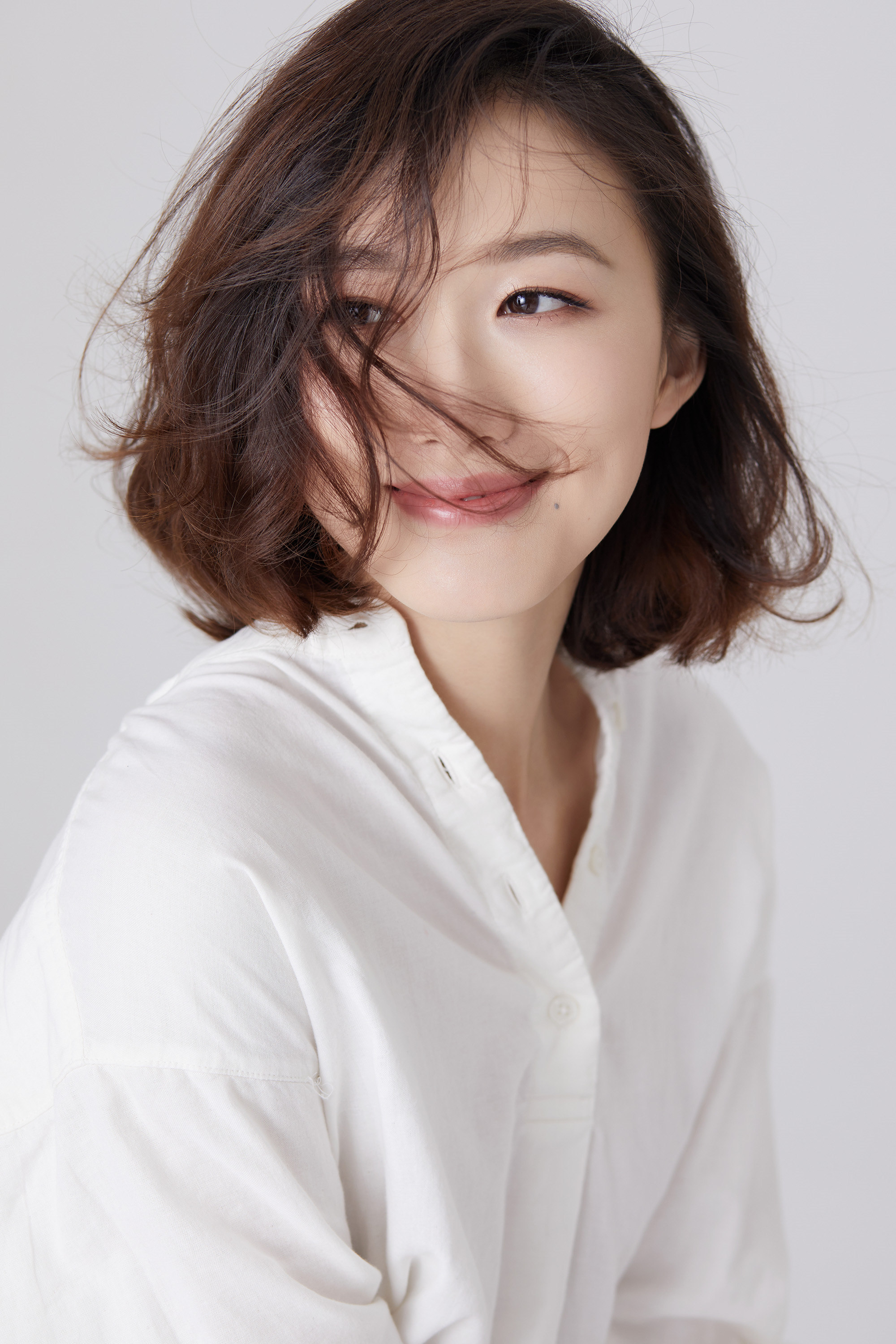 俏皮的半丸子头配上独特的笑颜魅力,英气十足.