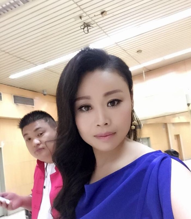 惊!草帽姐变身暴发户不再低调,网友:曾经的朴实没有了