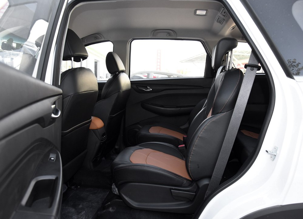 五菱宏光车身优美流畅,十分潮流,给人一种高级感