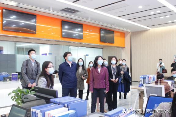 重庆市永川区人民政府副区长郑小平一行到内江汉安孵化器调研