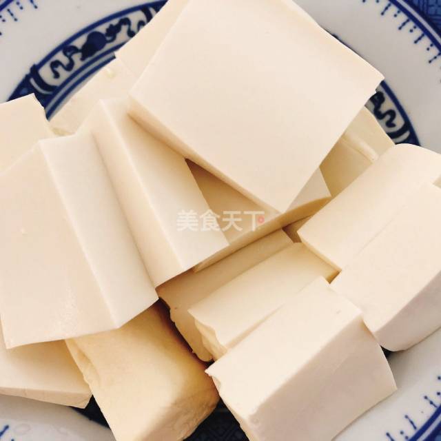 第1步,南豆腐一块,切块.