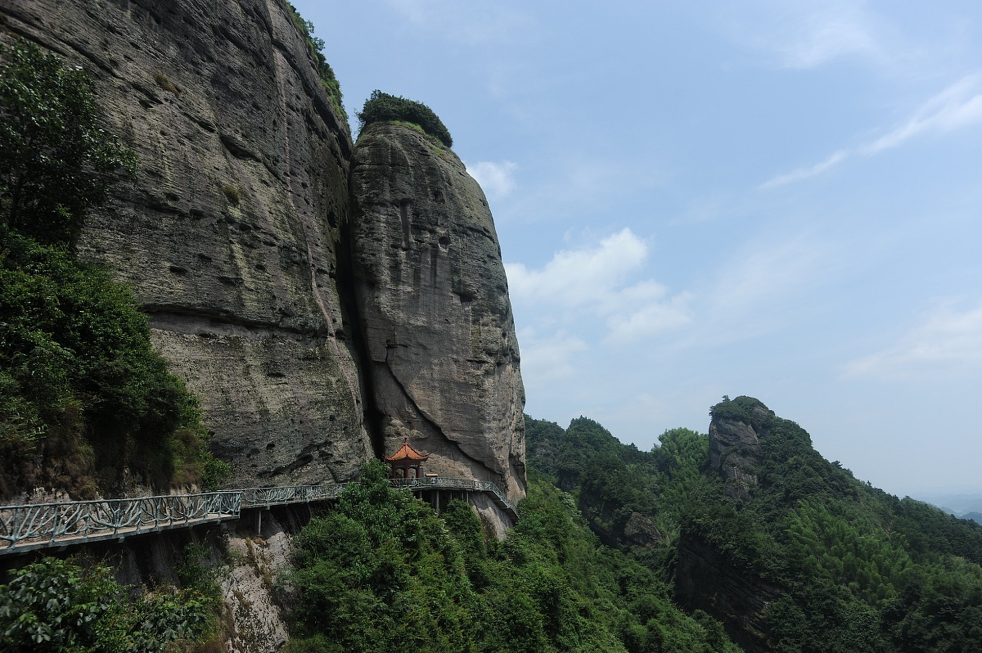 江郎山景区,不仅令人陶醉于其自然景观之美,还给人带来一份令人心旷神