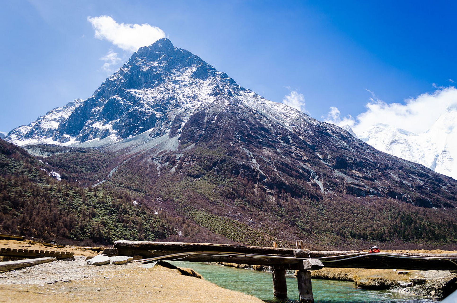 四姑娘山风景名胜区,位于四川省阿坝藏族羌族自治州小金县四姑娘山镇