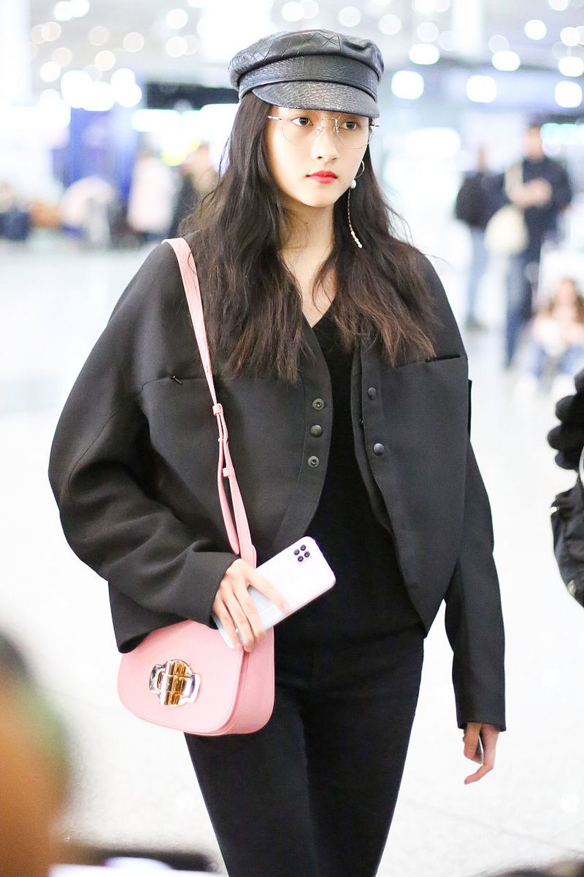 戴眼镜的关晓彤,颜值有被拉低一点点[左捂脸]!