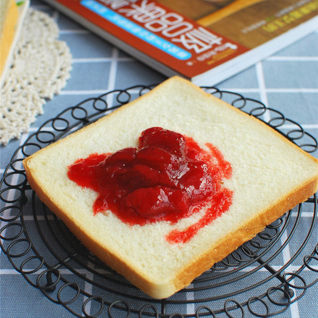做好的草莓酱,早餐用这个酱搭配吐司来吃,简单美味好吃到爆