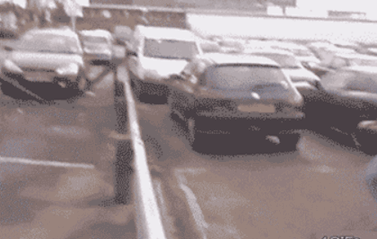 搞笑gif:姑娘,你是第一次穿高跟鞋吧