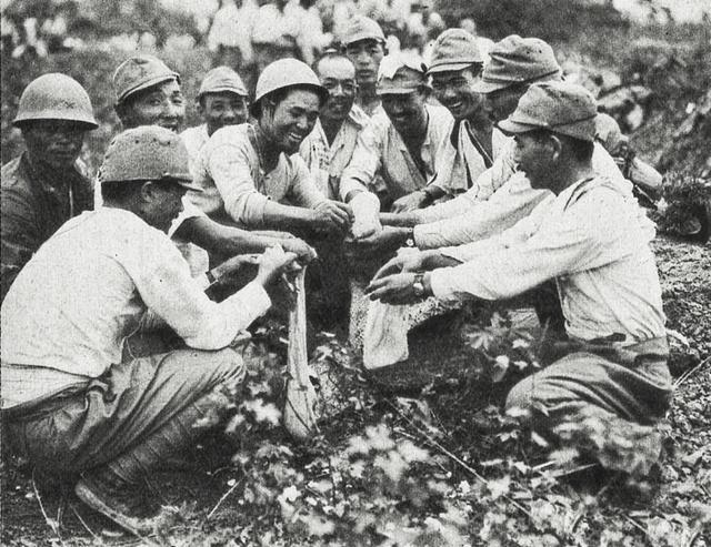 1937年淞沪会战老照片,日本人含泪写信,日本妇女战壕里慰问士兵
