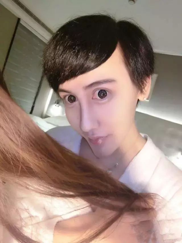 过气网红刘梓晨又变脸,扮女装啥的样样精通,网友:真心看不下去