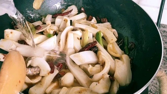 最简单的水煮鱿鱼做法,快点进来看看吧!