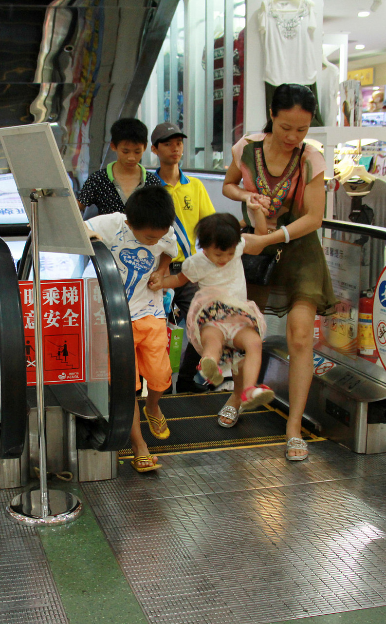 商場兩男子朝嬰兒車吐口水