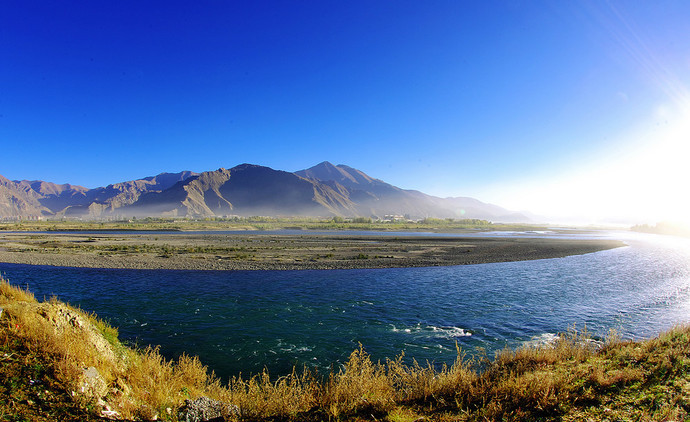 拉萨河是看日出的好地方,在仙足岛这边据说最好,当然可以在其他地方