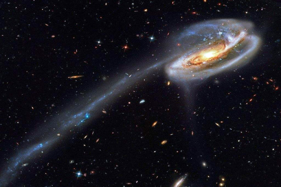 50亿光年,无数个银河系,在宇宙中闪闪发光.如此循环下ゥ,不知
