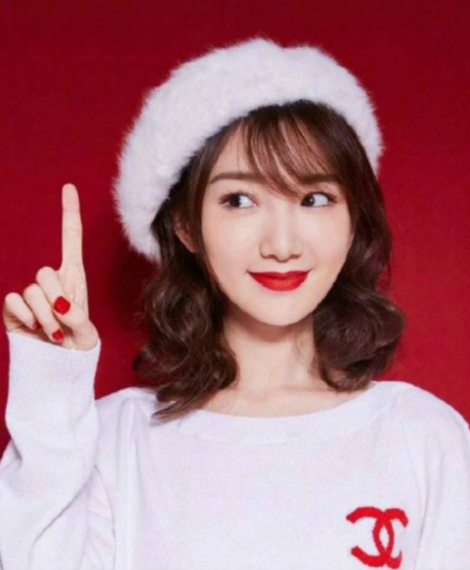 最积极向上的毛晓彤,新年晒自己的美甲照,大红色更显喜庆!