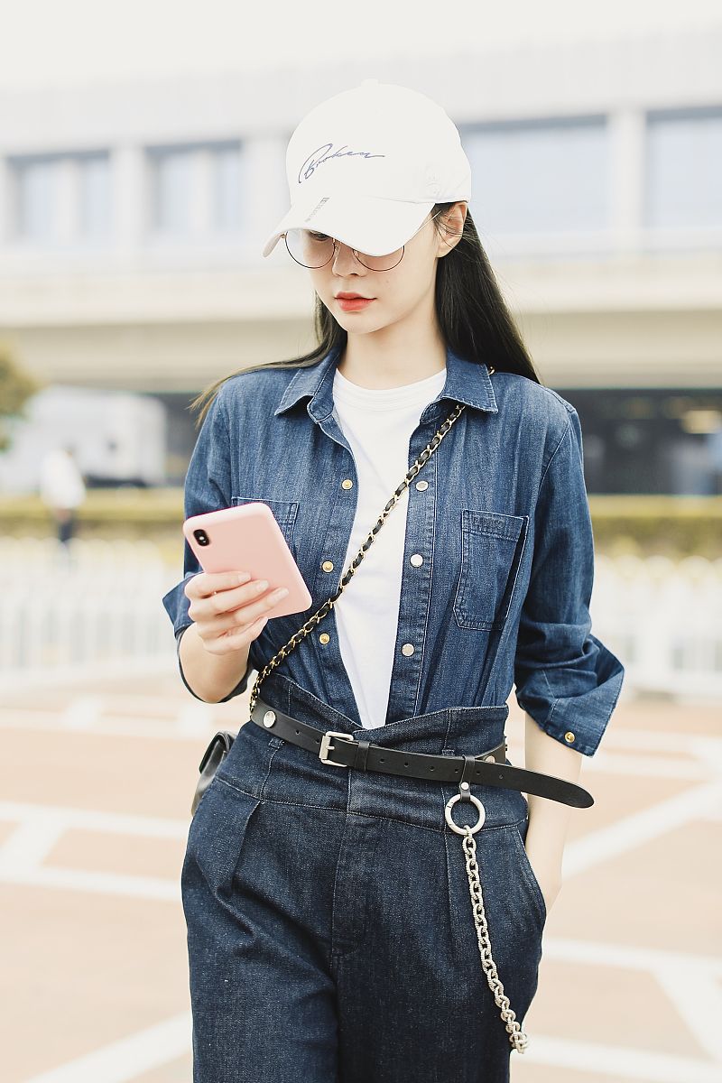 沈梦辰街拍:牛仔衬衣白t恤高腰牛仔裤nike af1球鞋 率真硬朗