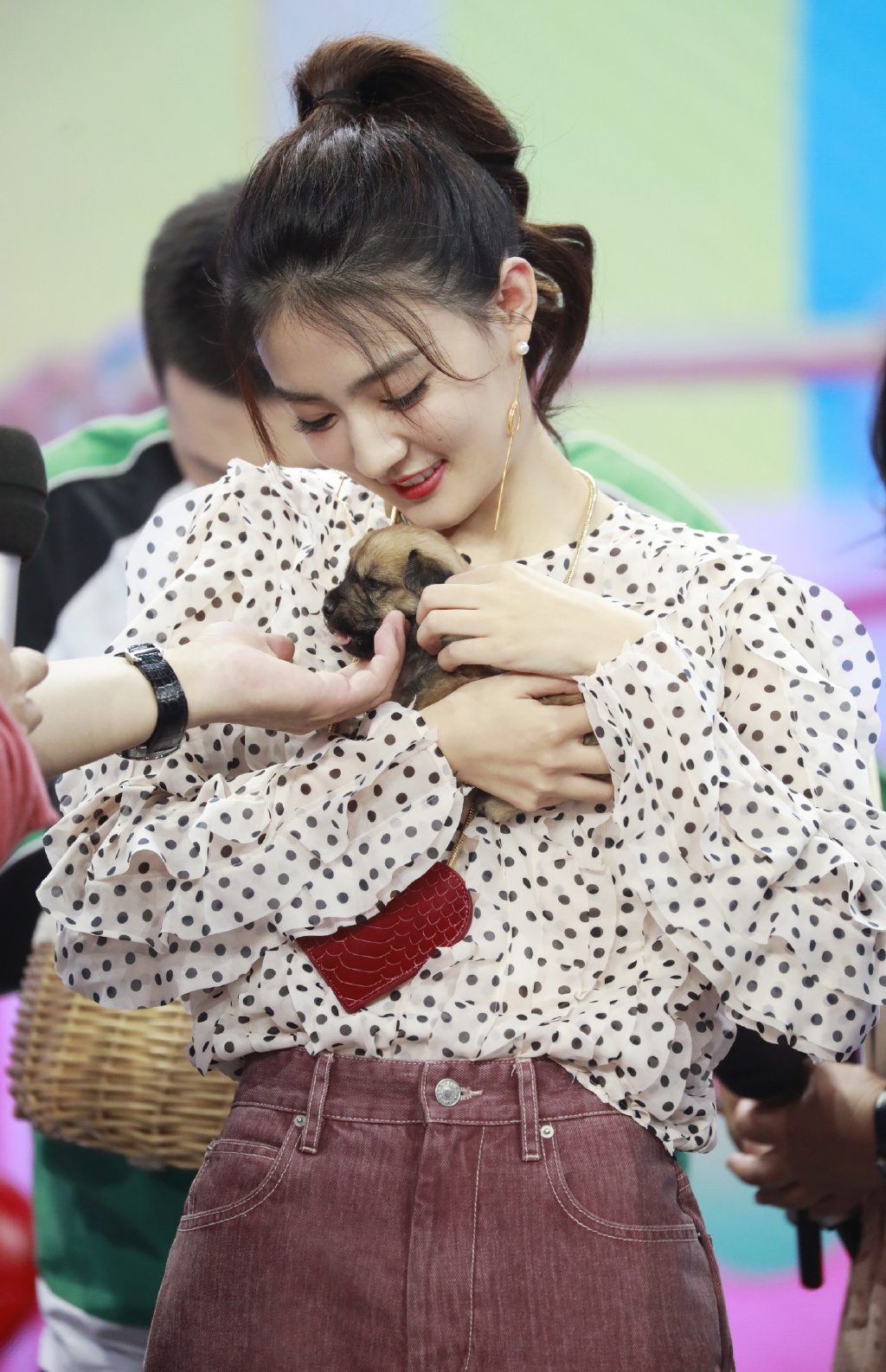 徐璐相当大胆,穿黑色包臀裙还玩仰拍,大长腿优势彻底暴露了