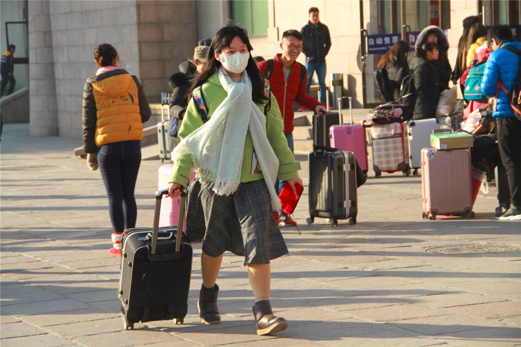 春运漫漫回家路,在外务工人员背起行李返乡,辗转千里