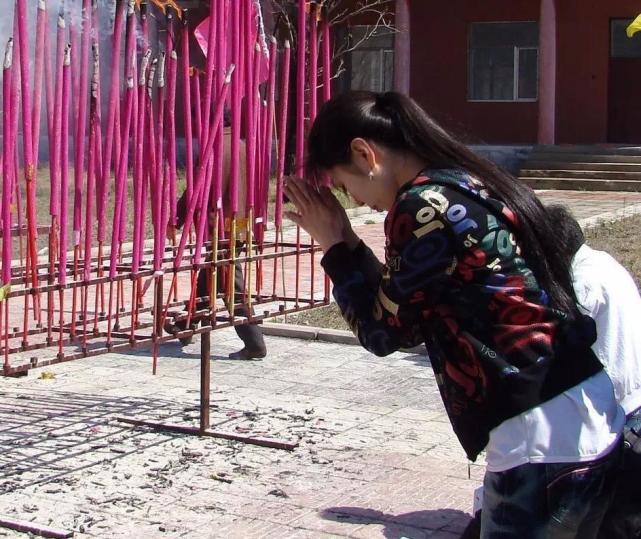 古人留下的禁忌,拜佛祖时如何上香,进寺庙的规矩,千万不要弄错