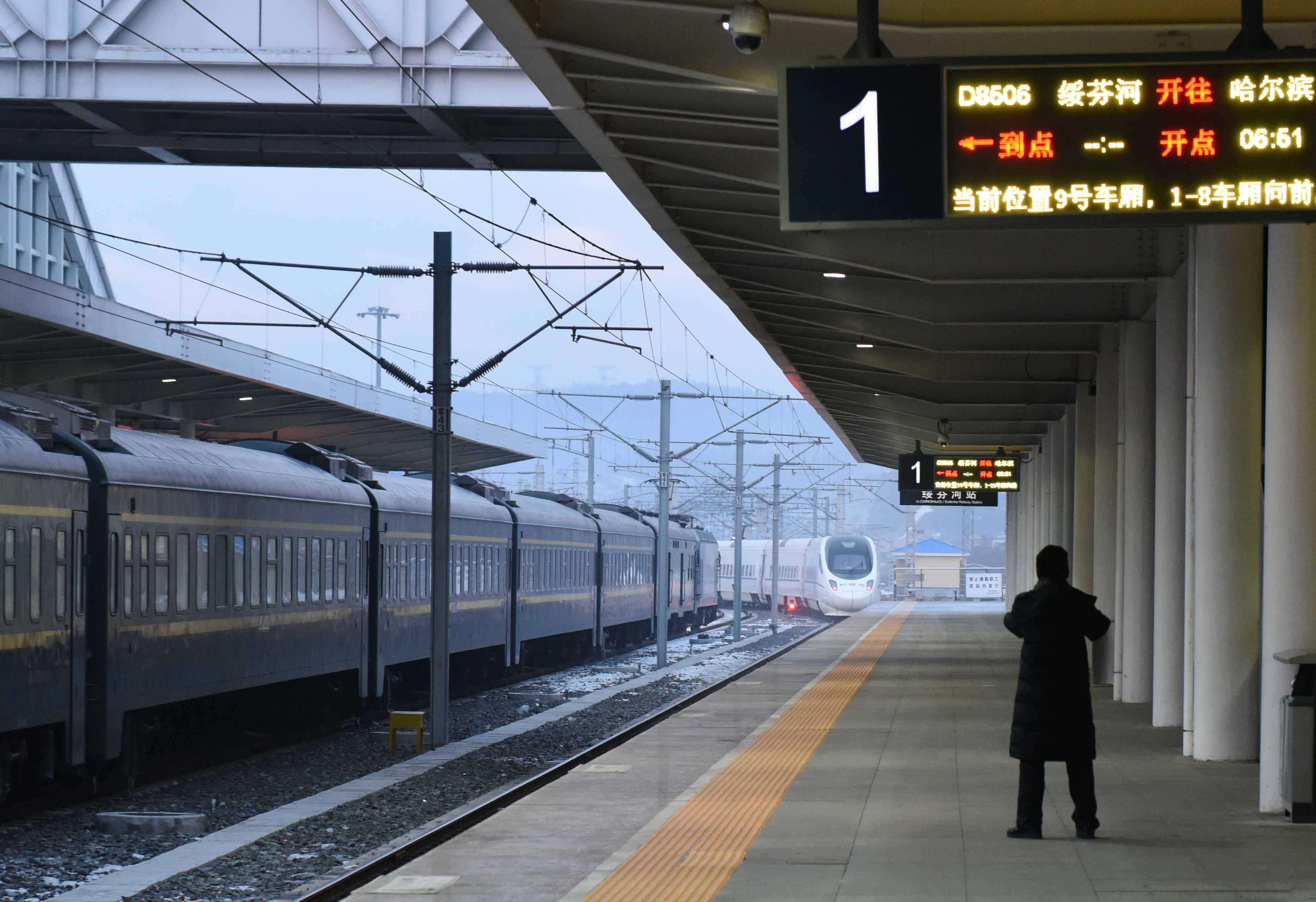 首列载客动车驶入绥芬河的影像记录