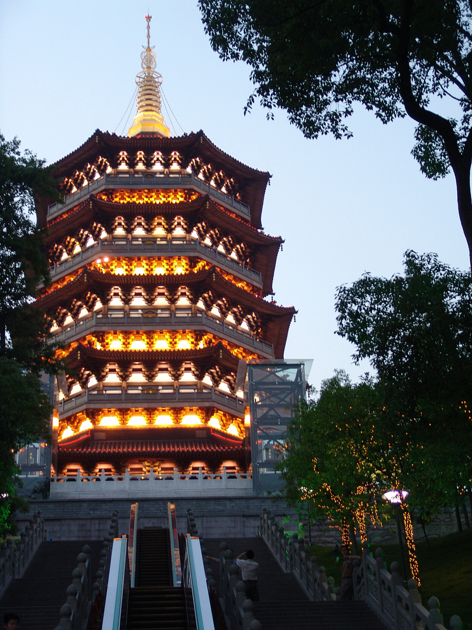 杭州雷峰塔,修建于2002年,是否值得40元门票?为您详细解答.