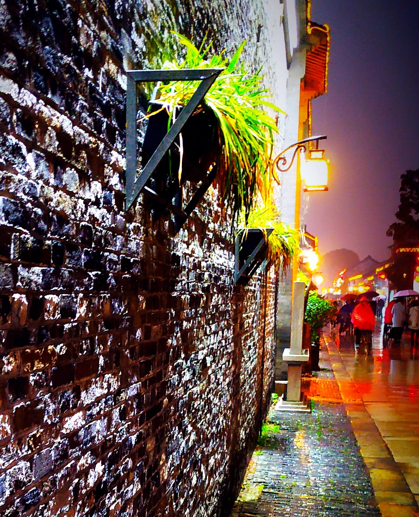 雨夜扬州东关街,灯光映影,美在自然!