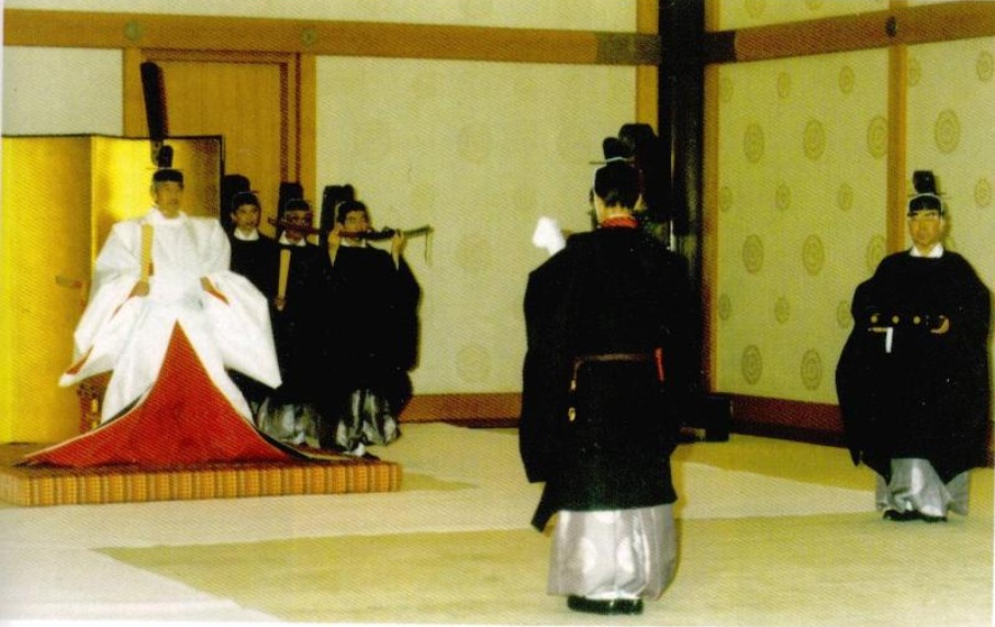 日本天皇不穿龙袍穿凤袍,最高等级的黄袍形制模仿中国唐宋制度