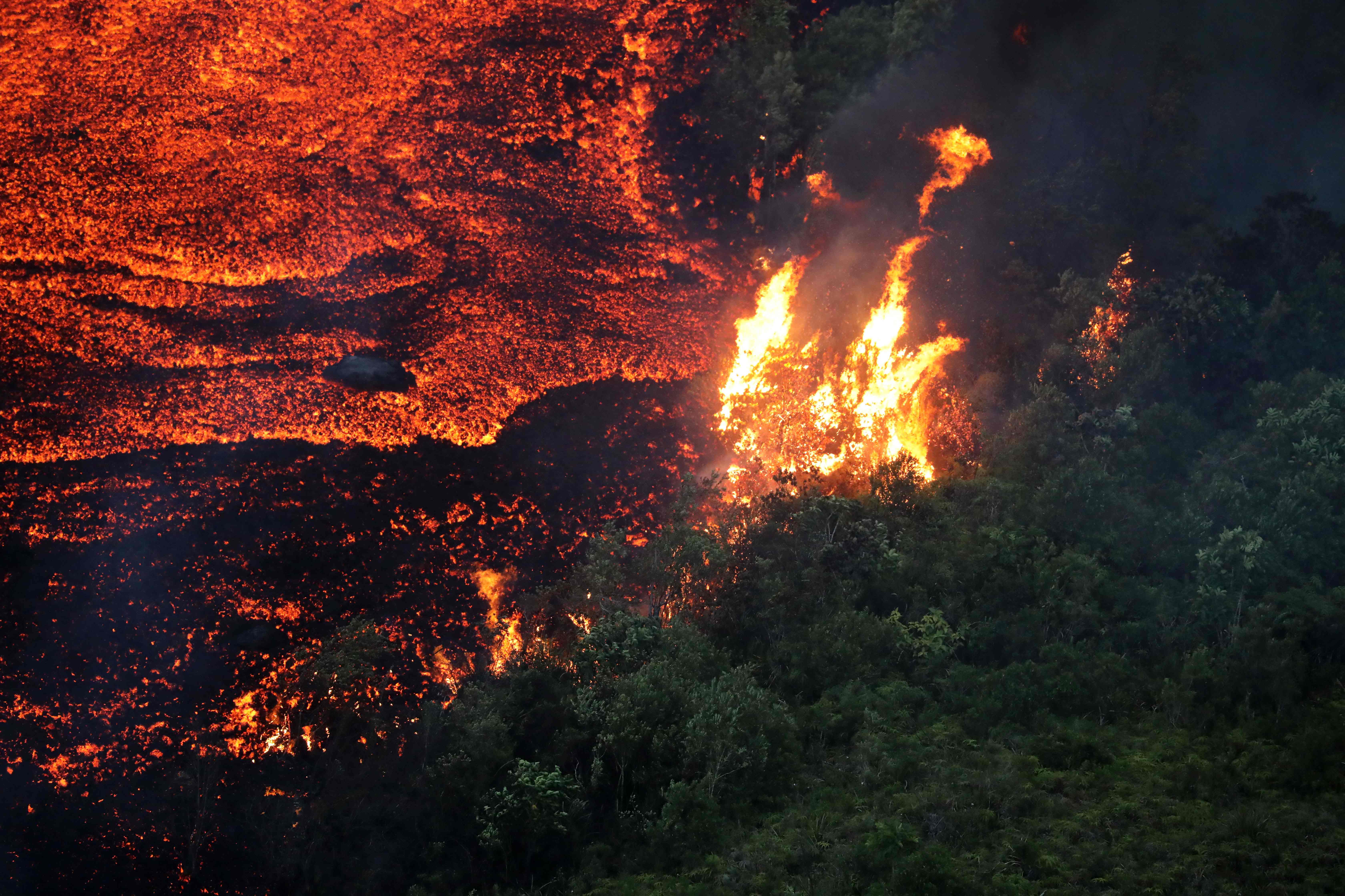 火山爆发壁纸真实图片