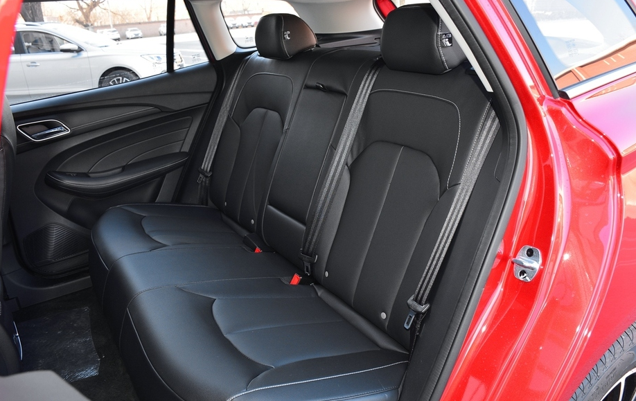 荣威ei5,车身设计比例协调,整体线条比较饱满,年轻人代步首选