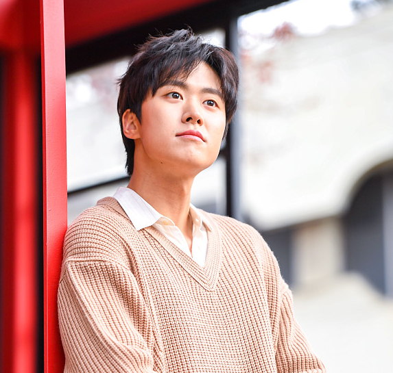 近日,韩国首尔,孔明在接受采访时拍摄了一组写真.