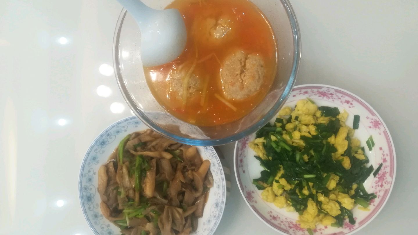 西红柿肉丸,韭菜炒蛋和素炒平菇