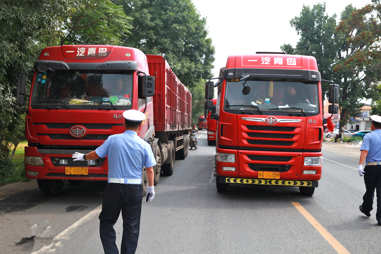 加油站为啥很少看到大货车?是嫌油价贵?货车司机说出了实情!