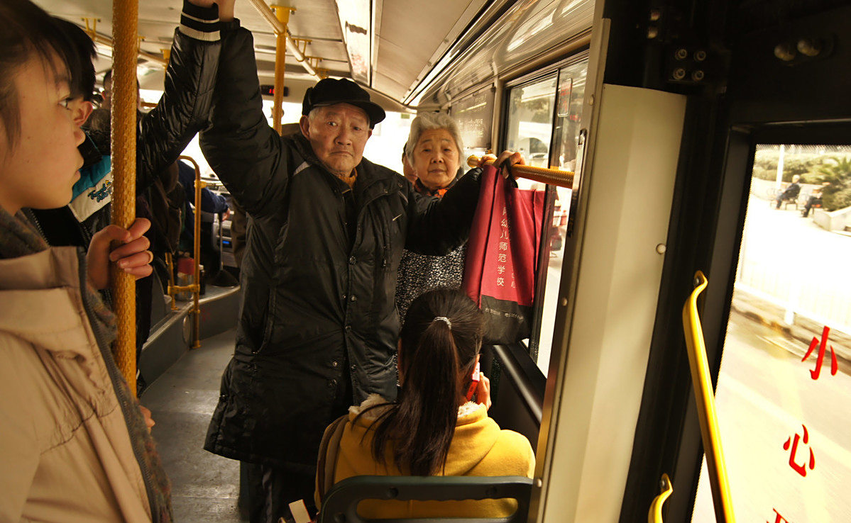 孕妇公交车因未给老人让座,被老人撕扯后流产,孕妇该如何避免