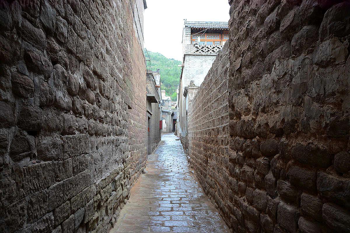 这13条挂着红灯笼的青石巷,非常重要,没有石巷就没有"桃花源"