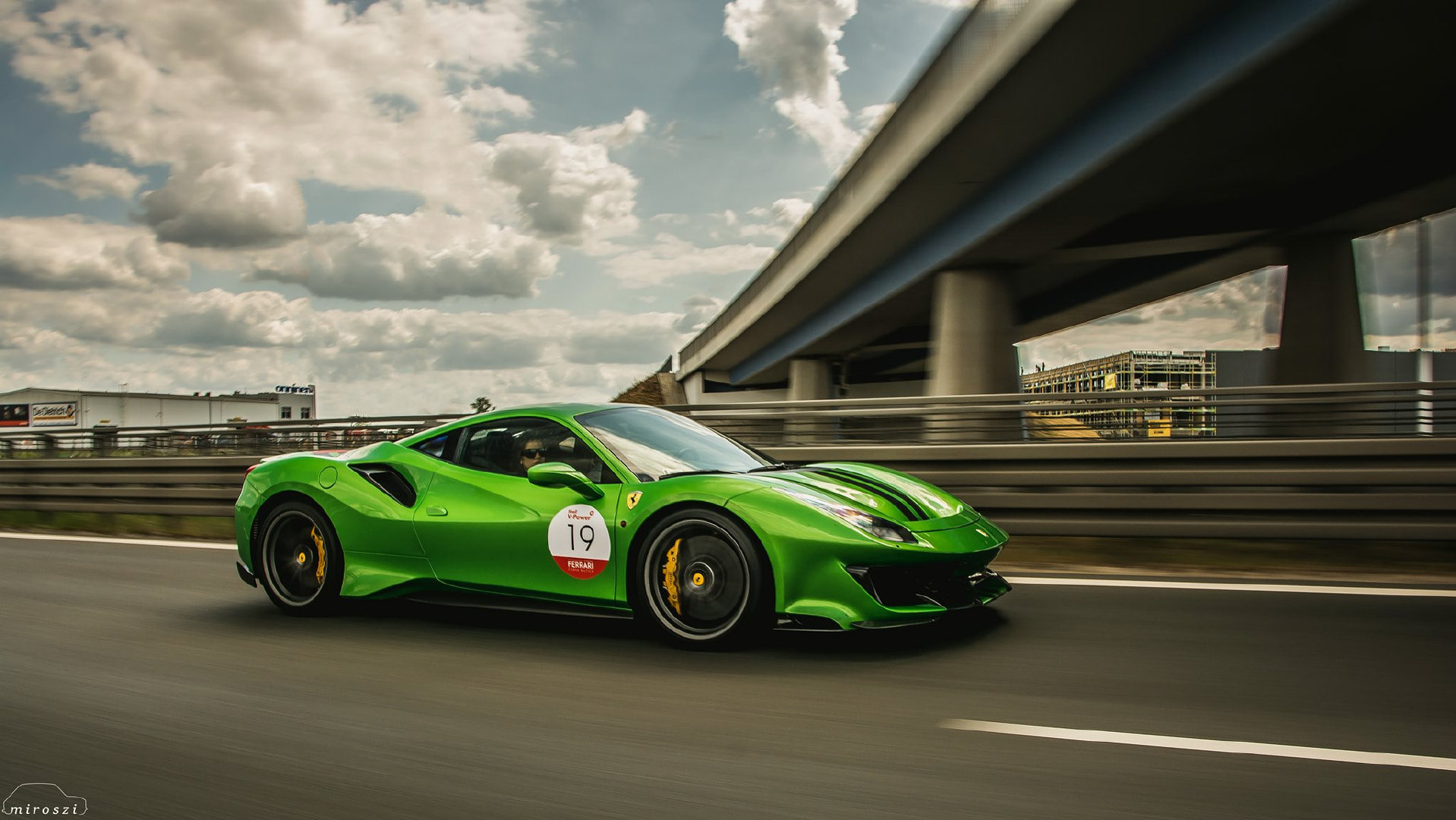 绿色法拉利488 pista,这颜色真漂亮!