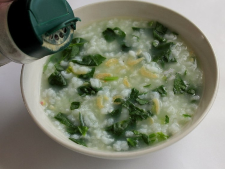 早餐不知道吃什么,来看这里,简单易做,营养菠菜虾皮粥