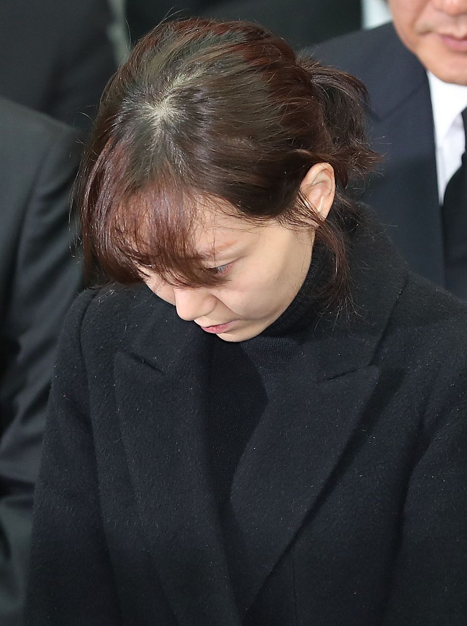 这起意外事件不仅令人扼腕叹息,更引发了我们对韩国娱乐圈艺人心理