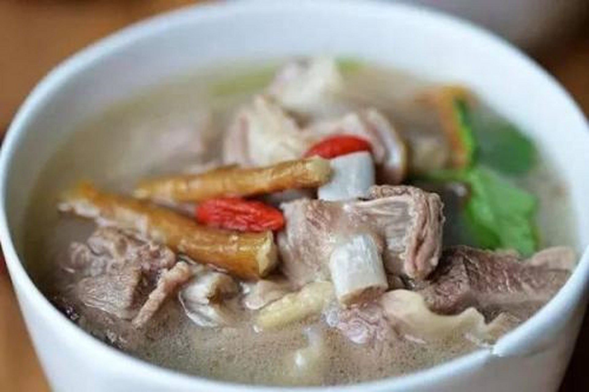 中药当归炖羊肉,是铜鼓县的一道传统名菜.