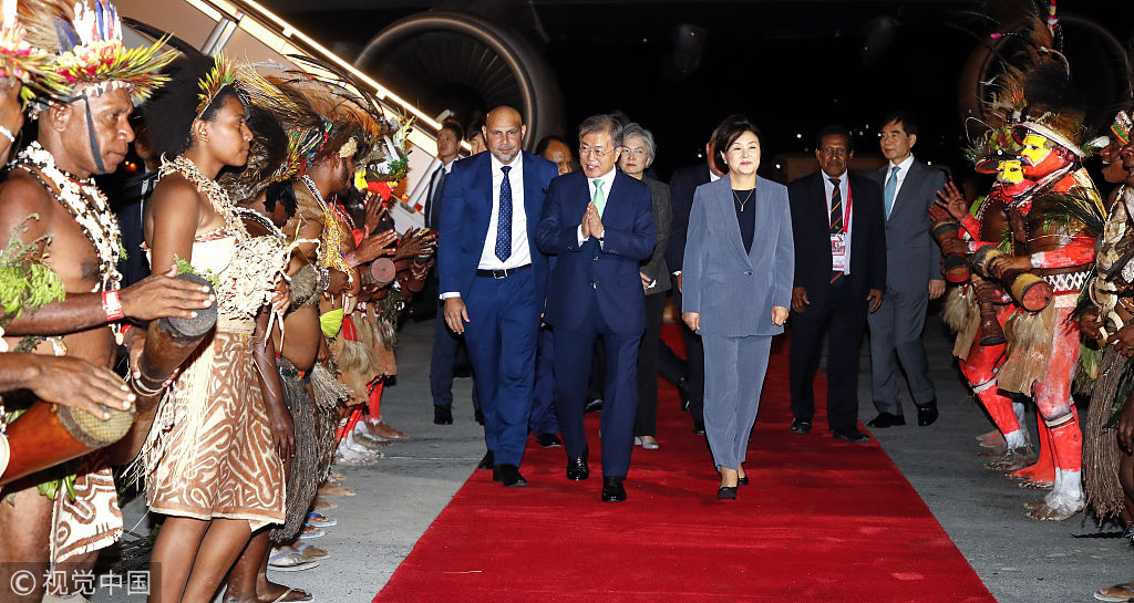 巴布亚新几内亚莫尔兹比港,韩国总统文在寅与夫人金正淑抵达巴布亚