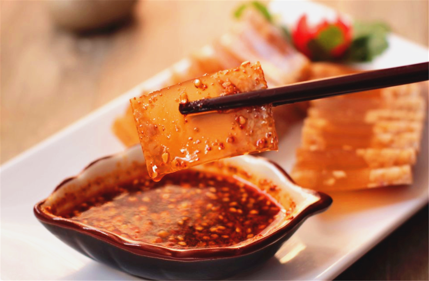 加入水,少许盐和生抽,肉皮和水的体积比例约为2:3