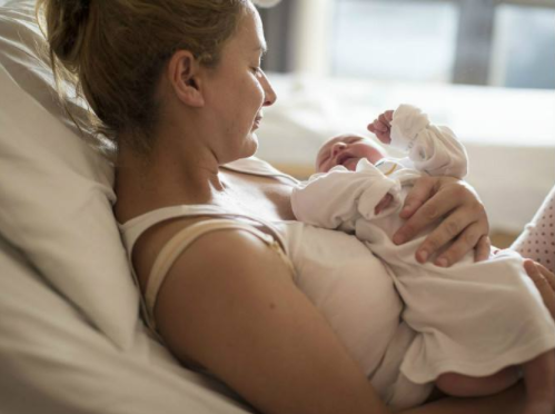 在哺乳期怀孕了,还能继续母乳喂养吗?还要看这些因素!