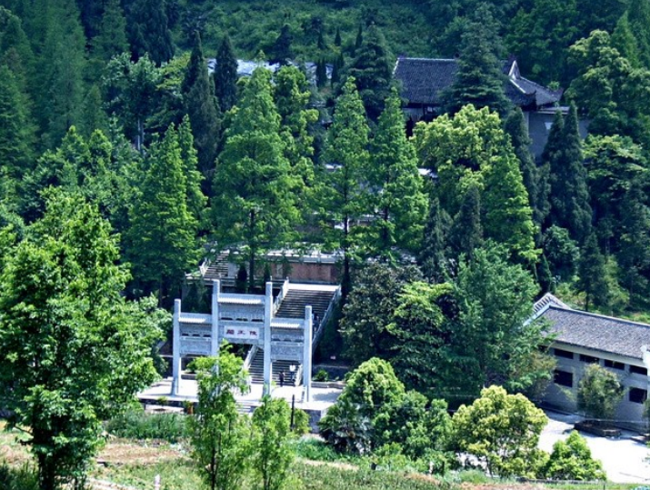 李自成墓地位于湖北咸宁市通山县九宫山.