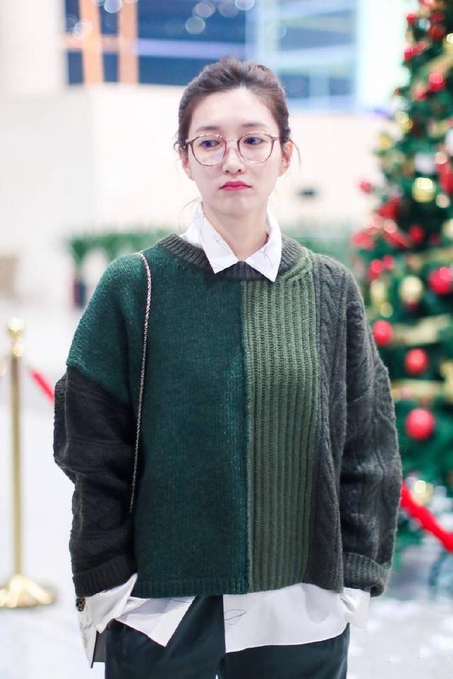 江疏影扎起丸子头搭配毛衣 简单清爽又知性