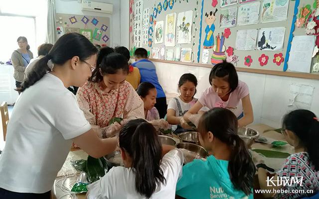 石家庄育英小学家校携手开展端午节实践活动