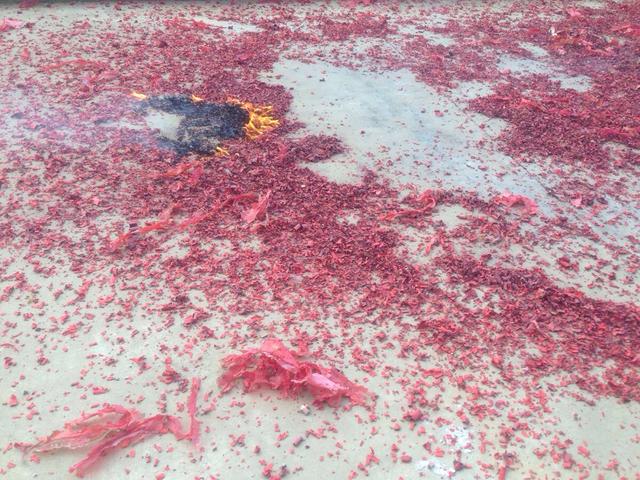 过年的时候,为啥不让把鞭炮纸扫出去,这是什么讲究?