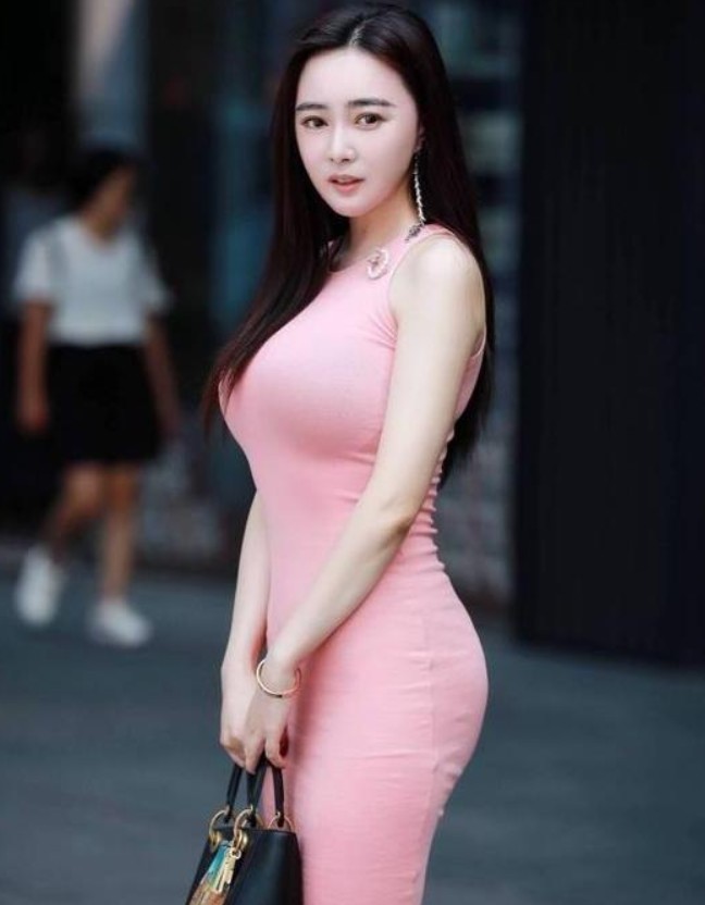 街拍:丰盈窈窕的美少妇,一袭黑色吊带连衣裙,好身材尽