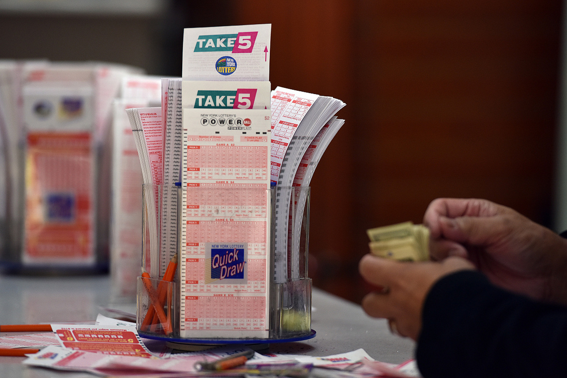 当地时间1月13日晚,美国"超级百万"彩票头奖获奖者诞生,奖金高达13.