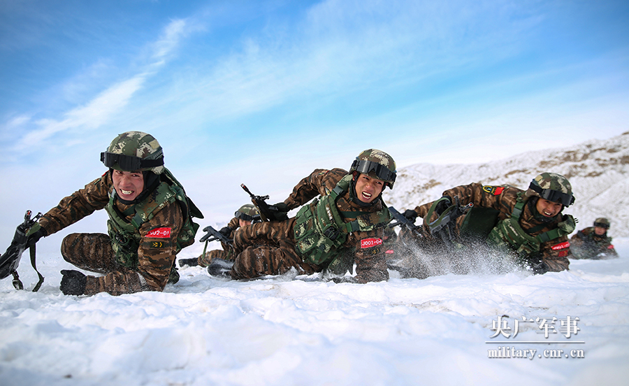 「组图」零下25℃,特战官兵破冰碾雪踏戈壁!