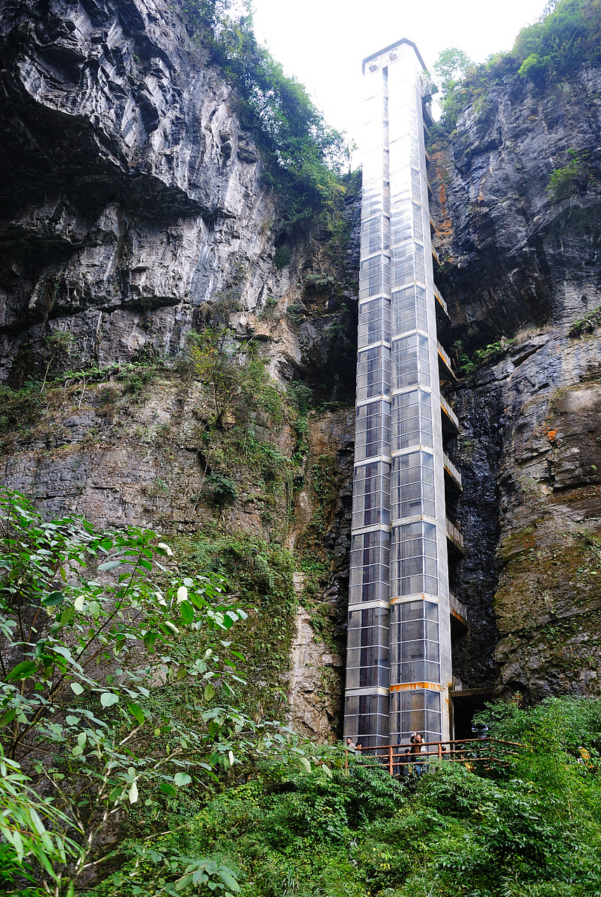 嬉行记# 世界最高户外电梯——张家界百龙天梯,66秒直达山顶,你敢坐