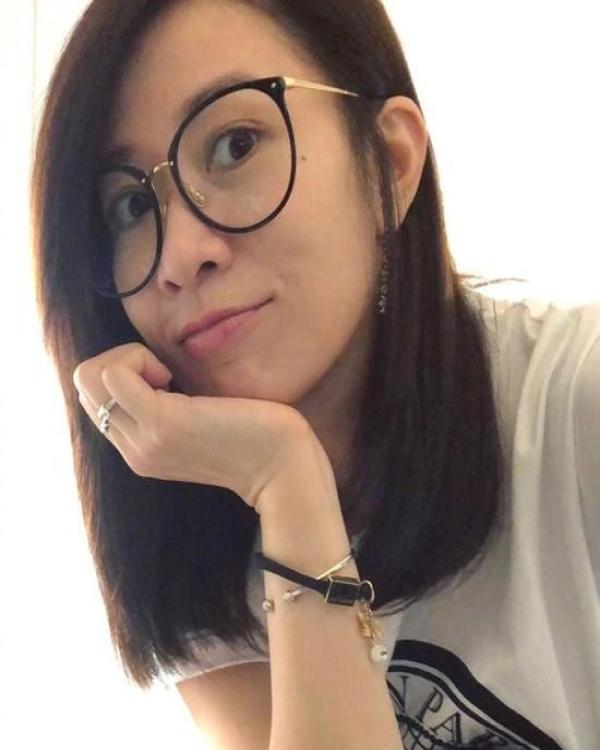 佘诗曼素颜出镜气色好 单手扶脸低头浅笑超迷人