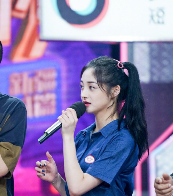 周洁琼上天天向上,全程不说话被吐槽,网友:没一点综艺感!